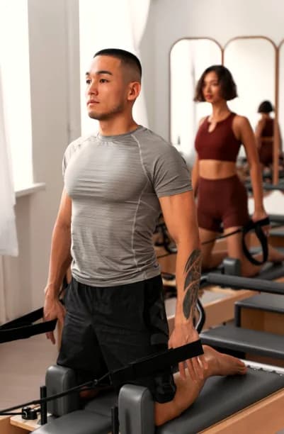 Instructor corrigiendo postura en Pilates